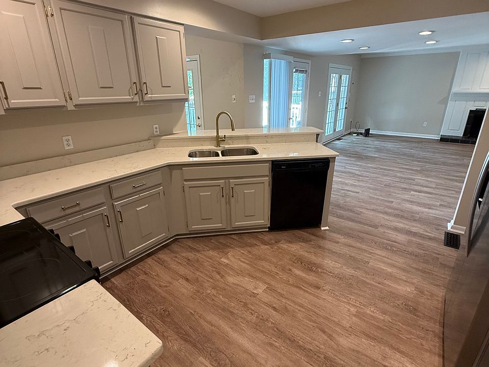 Eat in kitchen, open to family room