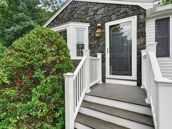 25 Gray Ter, Bedford, MA 01730