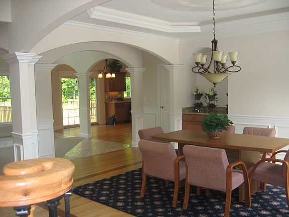 Frml. Dining w/trayed ceiling w/lighting, hardwood floor
