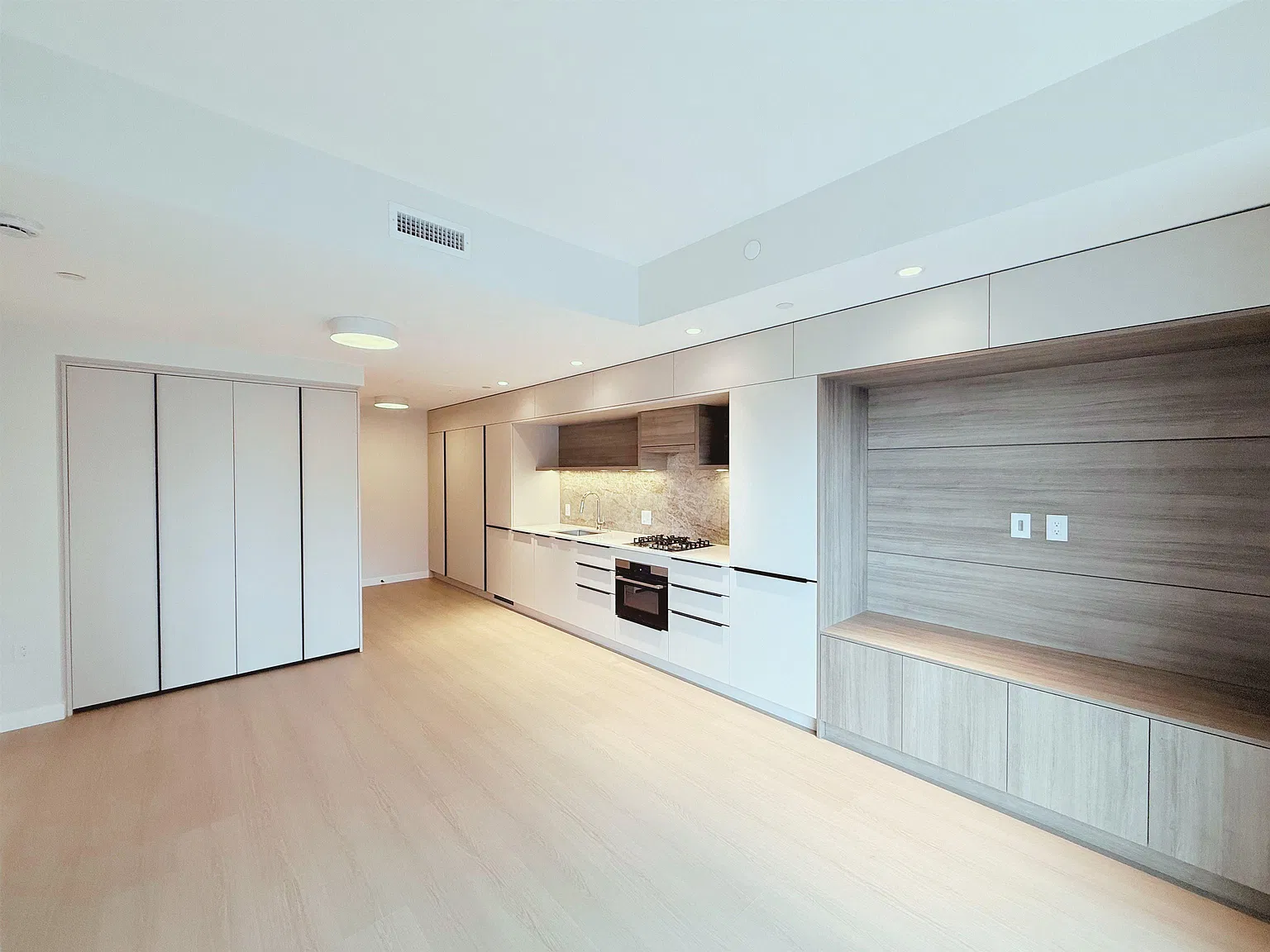 1 bed, 583 sqft, $2,100 — Photo 3