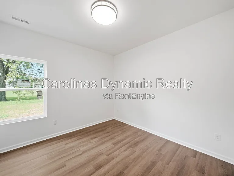 1533 S Battleground Ave — Photo 14