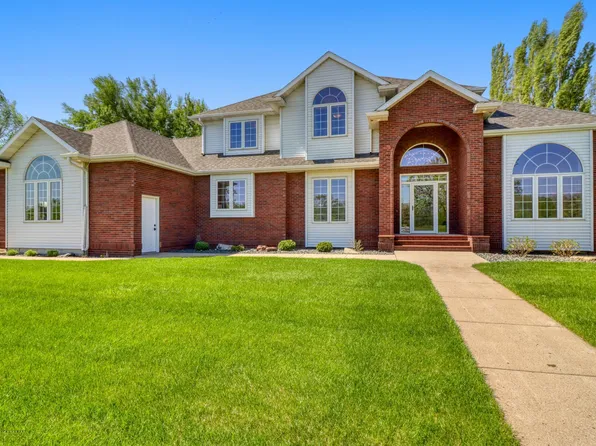 518 Harwood Dr S, Fargo, ND 58104