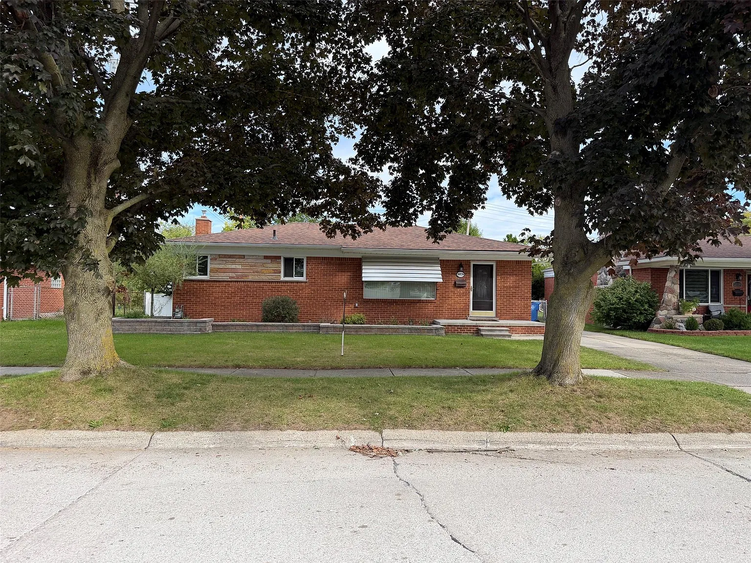 3 bed, 1.0 bath, 1050 sqft, $2,200 — Photo 1