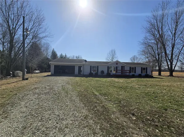 121 E 1600th Ave, Beecher City, IL 62414