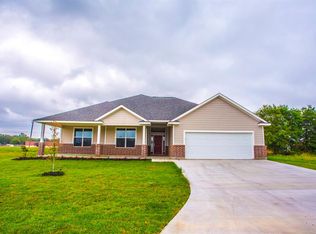 2002 Lynn St, El Campo, TX 77437