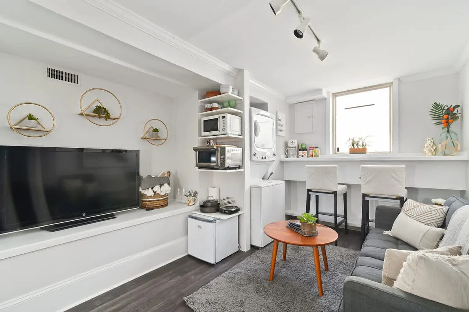 1 bed, 1.0 bath, 344 sqft, $1,284 — Photo 1