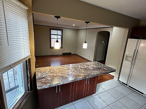 4th image of 6824 Rosemont Ave