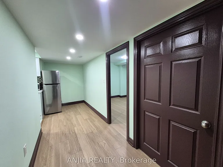 742 Hammersly Blvd #BASEMENT — Photo 12