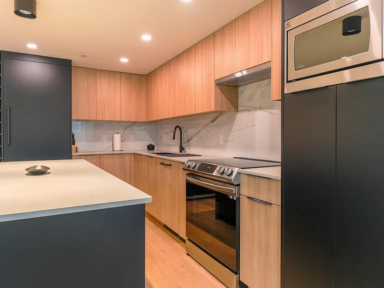 1050 Burrard St — Photo 5