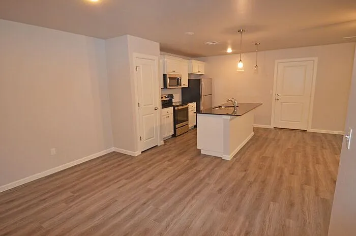 3 bed, 2.0 bath, 1350 sqft, $1,600 — Photo 3