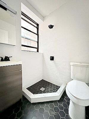 5th image of 2108 Regent Pl #2NDE