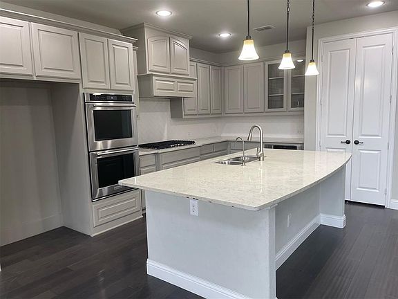 3rd image of 340 Darian Dr