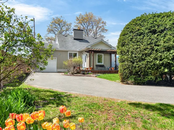 957 Blair Rd, Ottawa, ON K1J 7M9