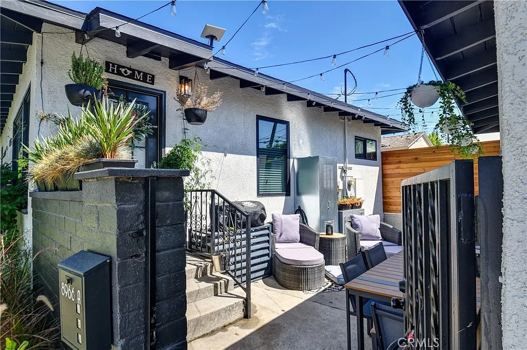 1 bed, 333 sqft, $2,395 — Photo 2