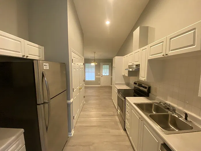 3 bed, 2.0 bath, 1267 sqft, $1,050 — Photo 3