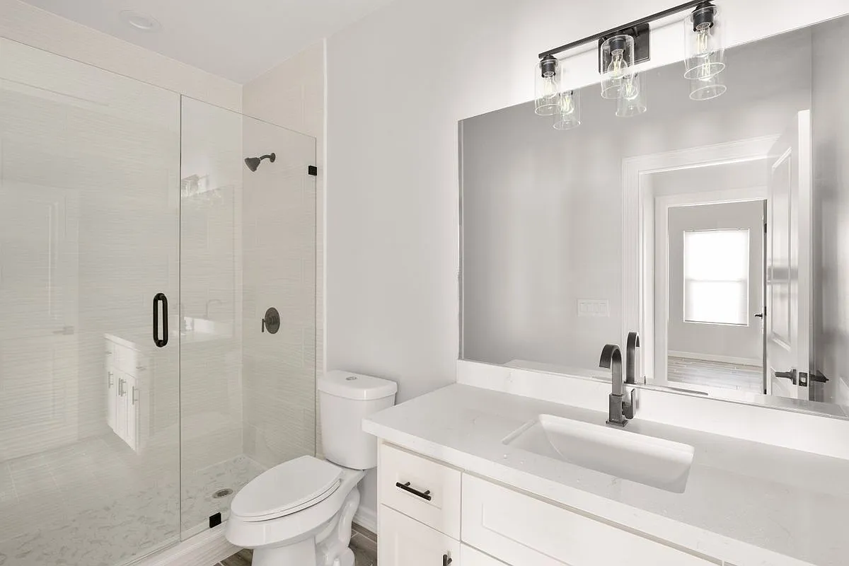 3 bed, 2.0 bath, 1100 sqft, $1,300 — Photo 4