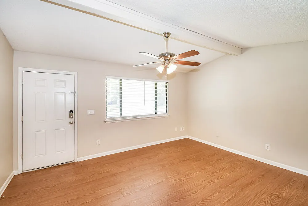 3 bed, 2.0 bath, 1260 sqft, $1,560 — Photo 4