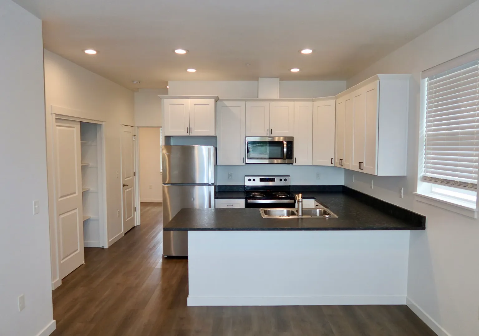 2 bed, 850 sqft, $1,750 — Photo 1