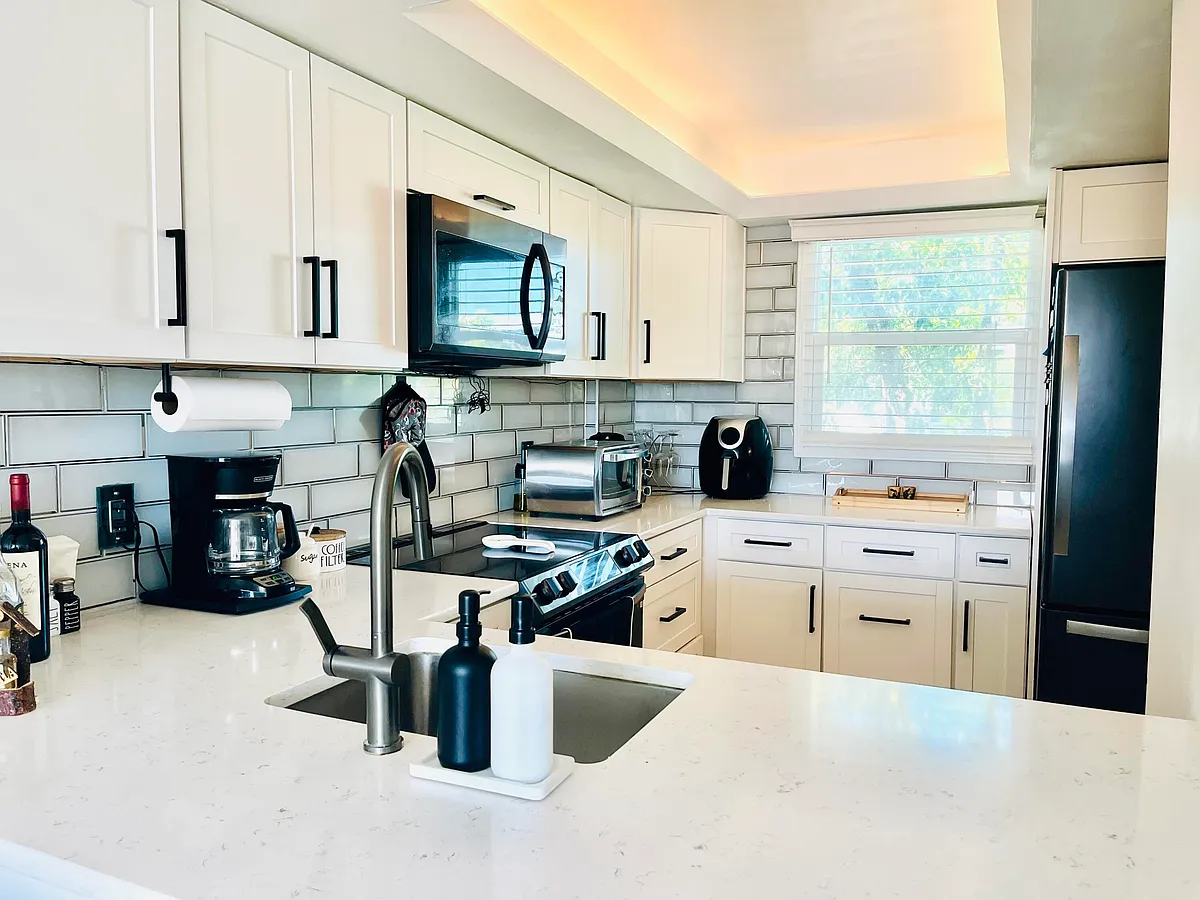 Building Photo - 111 Royal Park Dr #3E
