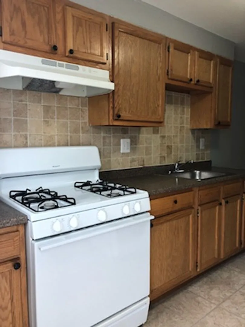 Baltimore - 2 Bedrooms and 1 baths Available! — Photo 3