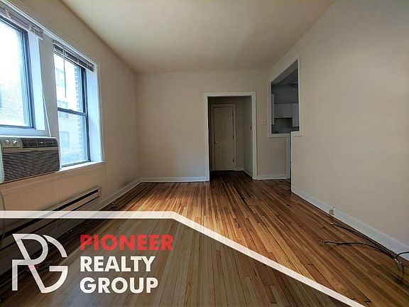 4th image of 3720 N Pine Grove Ave #3726E1