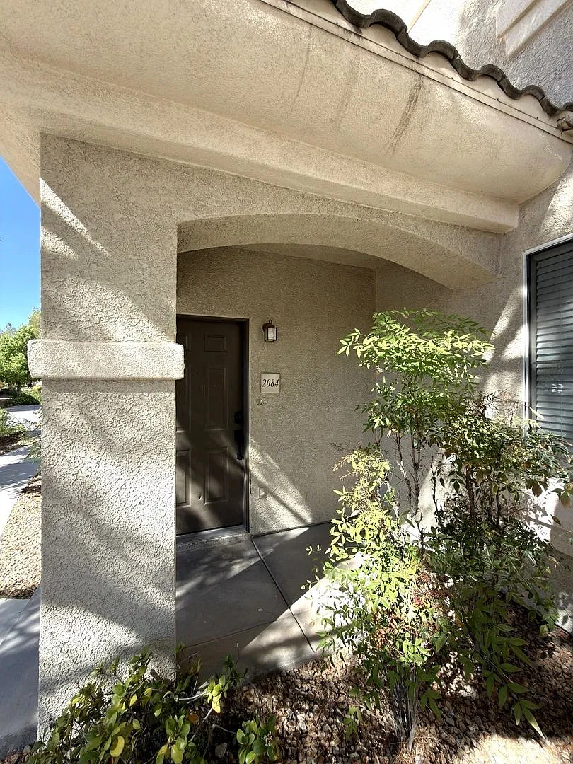 Stylish, Move-In Ready Condo with Modern Upgrades — Photo 2