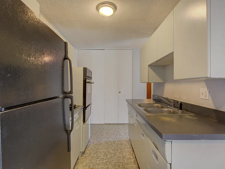 Kent Apartments — Photo 29