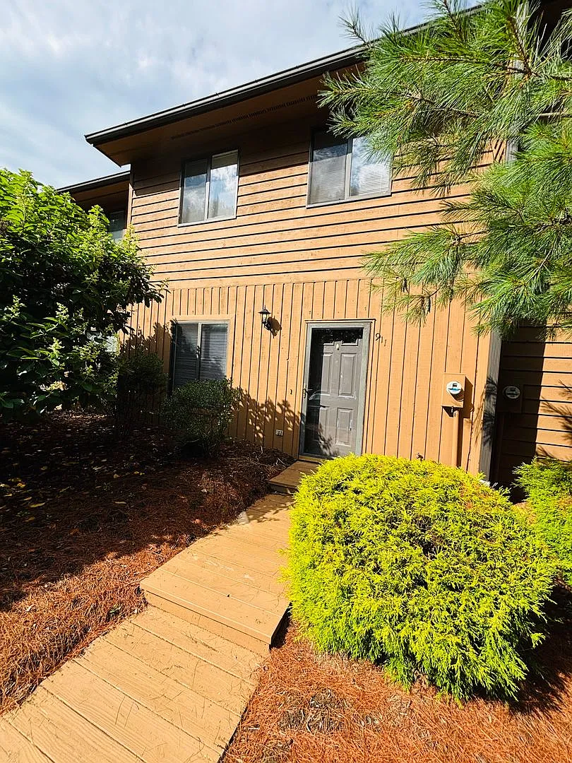 3 Bedroom 2.5 Bath Townhouse — Photo 2