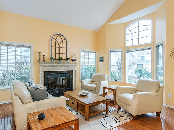 SUNNY & BRIGHT LIVING ROOM II