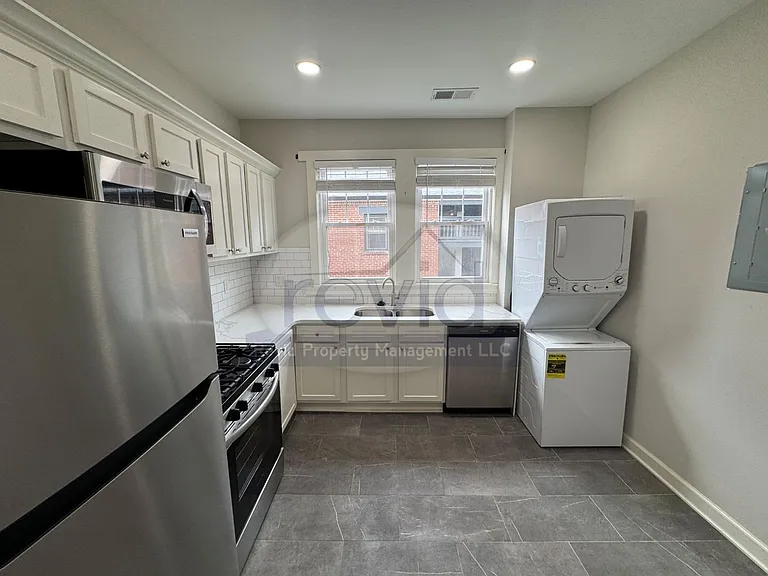 The Broadmoor Apartments — Photo 15