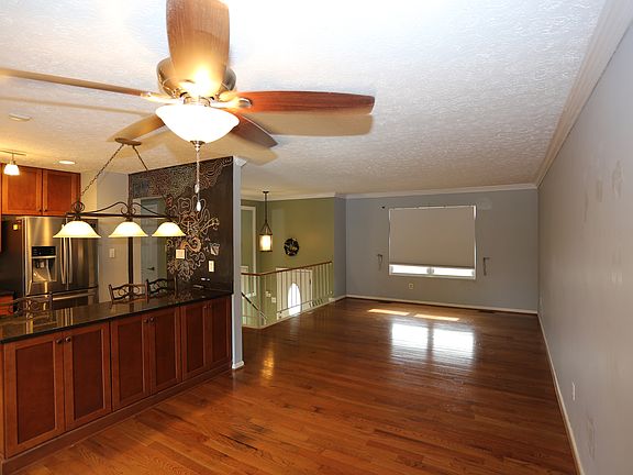 4th image of 432 Williamstowne Ct