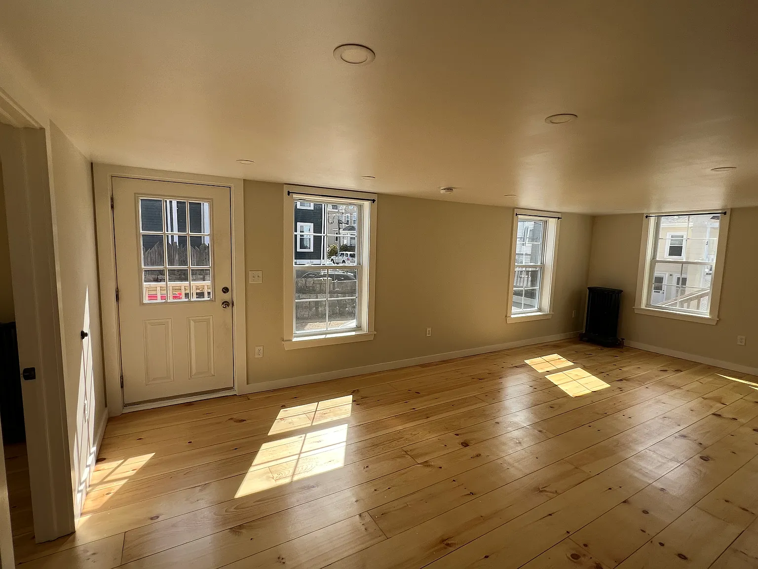 3 bed, 1000 sqft, $3,000 — Photo 2