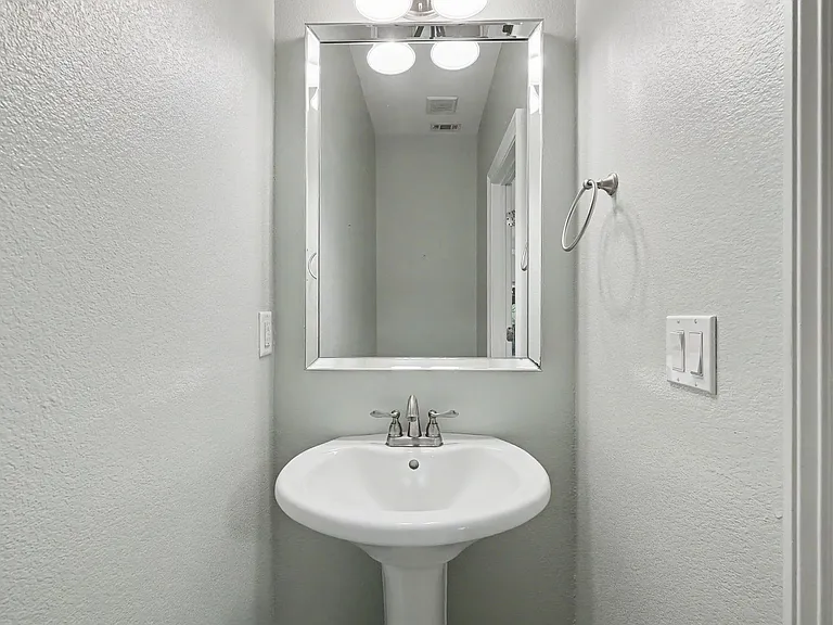 490 Soundview Ct — Photo 21