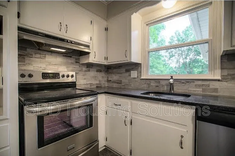 4 bed, 1.5 bath, 1449 sqft, $1,899 — Photo 3