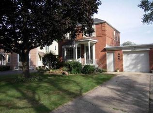 4 Algonquin Rd, Clarendon Hills, IL 60514