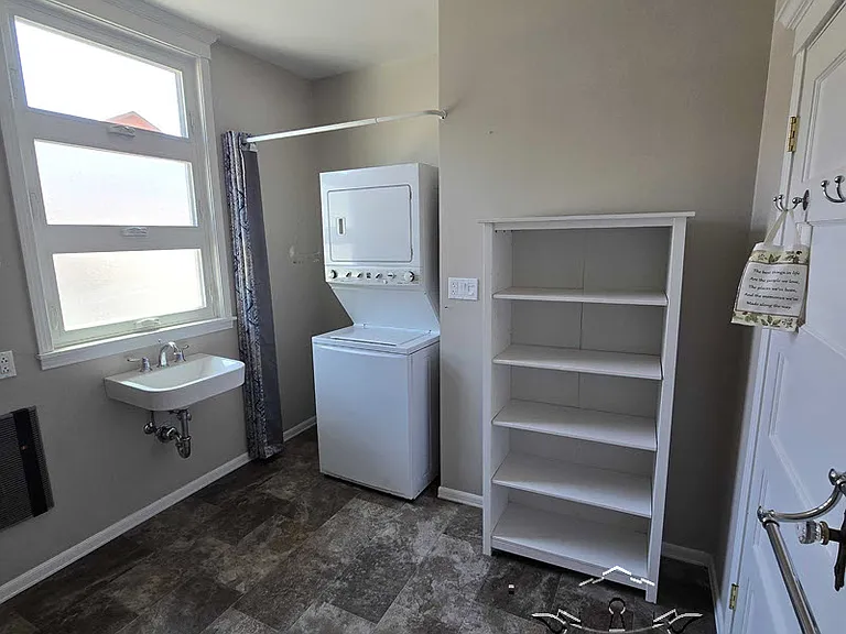 210 N Auburn St — Photo 27