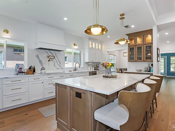 3rd image of 4004 Longwood Cir