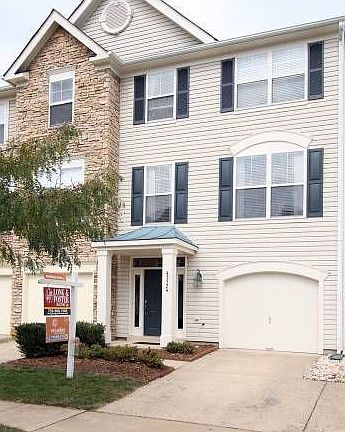 Like New 1 car garage TH