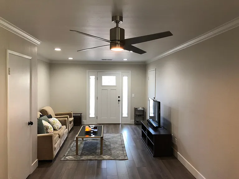 2816 Albany Ave — Photo 8