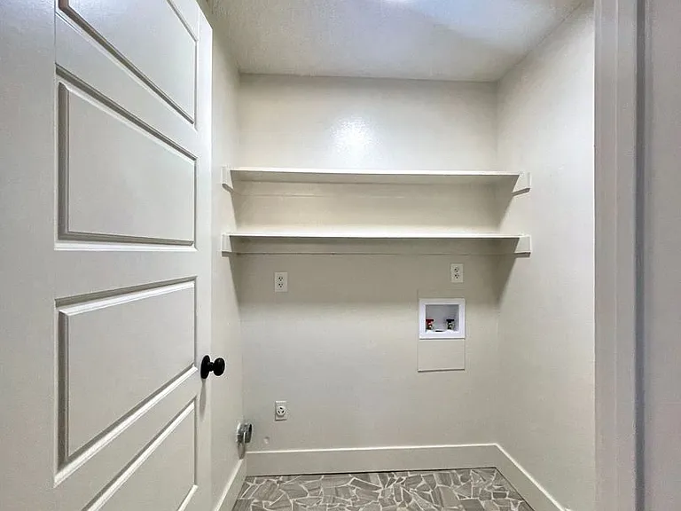 1226 Royal Crest Dr — Photo 15