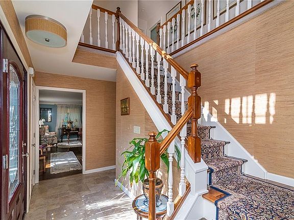 3rd image of 90 Maple Wood Dr