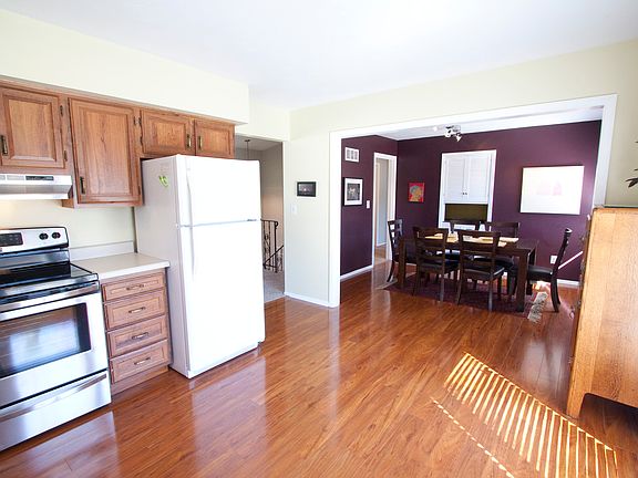 3rd image of 1912 Manor Ct