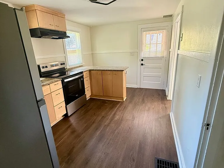 1905 Laird Ave — Photo 6