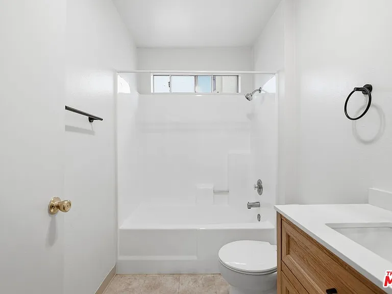 14551 Vose St #C — Photo 11
