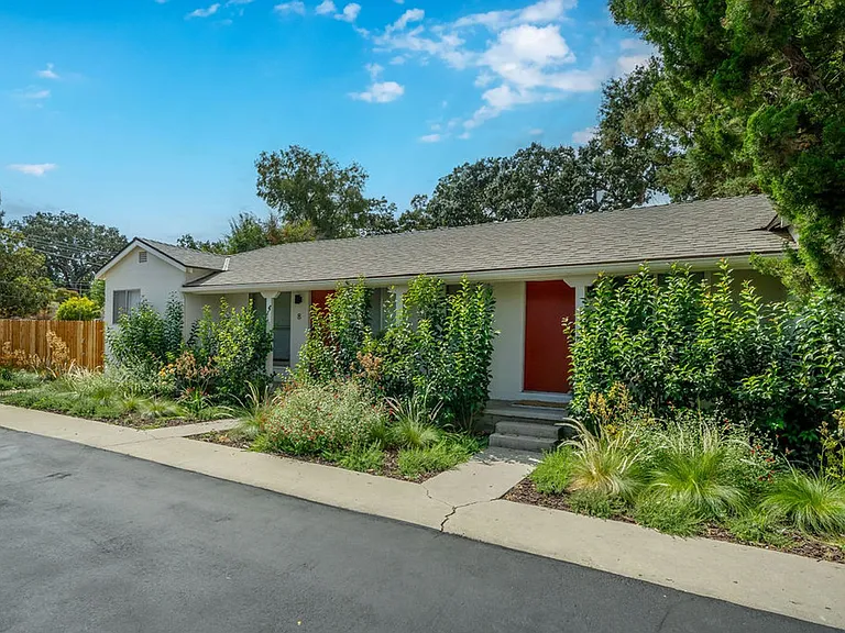 5480 Capistrano Ave — Photo 16