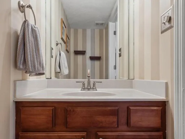 400 Amberley Dr — Photo 5