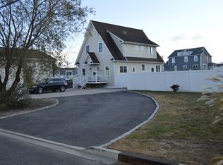 851 Ocean St, Lindenhurst, NY 11757