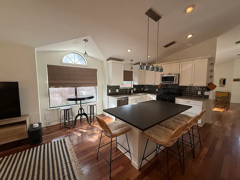 4005 Cortina Dr — Photo 2