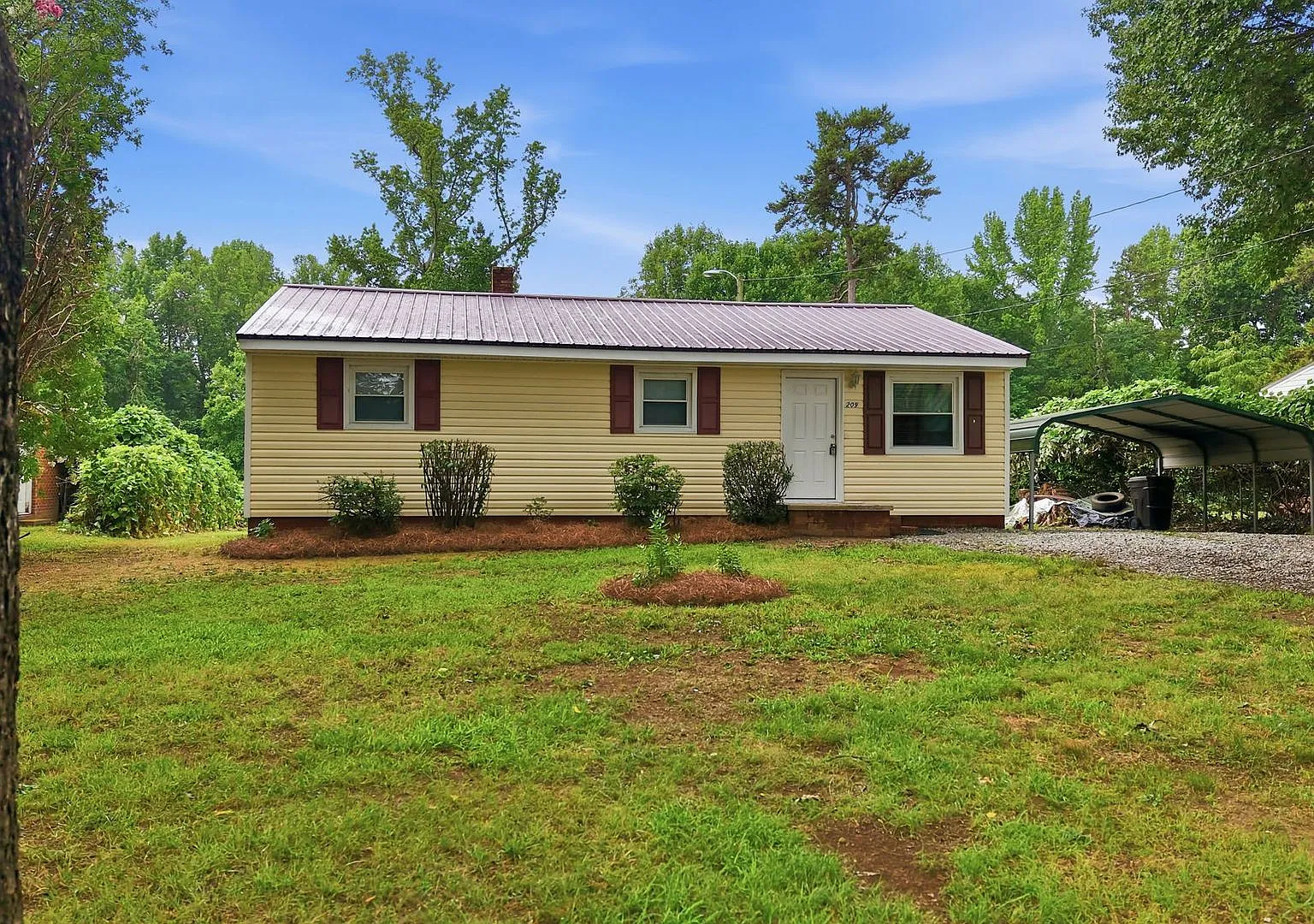 3 Bedroom 1 Bathroom — Photo 2