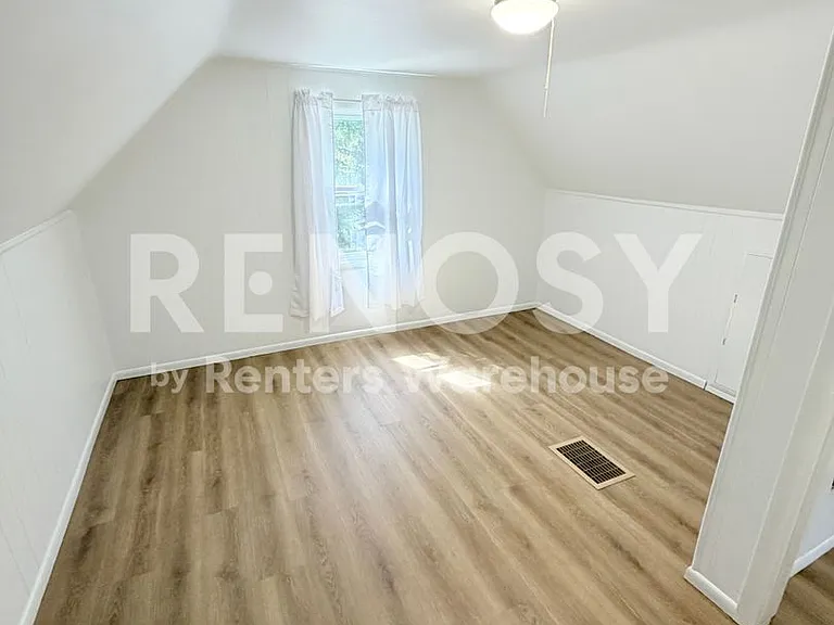 320 Linden Ave W — Photo 11